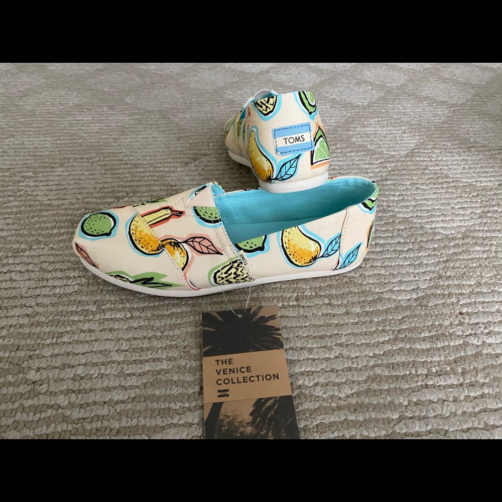 NWT TOMS classic slip on Sz 7 Coral Pnk Cuba Fruit
